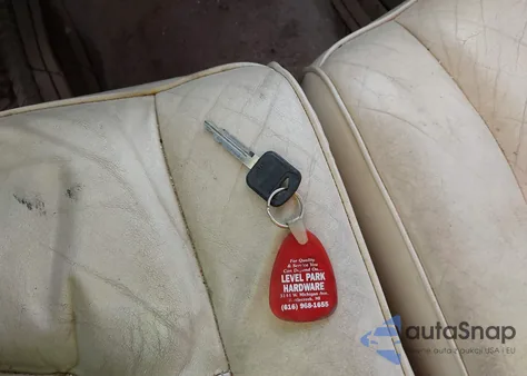 1997 Lincoln Town Car Executive z USA, uszkodzony, nr VIN 1LNLM81W6VY689615